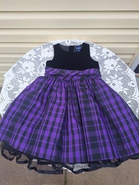 Beautiful girls’ holiday dress in excellent condition.